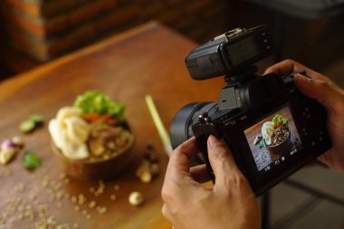 Yogyakarta 20 Haziran 2020: Endonezya Gıda Nasi Goreng Jawa. Popüler Endonezya pirinç tabağı, Java usulü, tatlı soya soslu pilav..