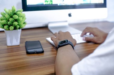 Bali Endonezya 17 Haziran 2020: Apple Watch, Apple Inc. 'nin tasarladığı, geliştirdiği ve pazarladığı bir kadın eli..