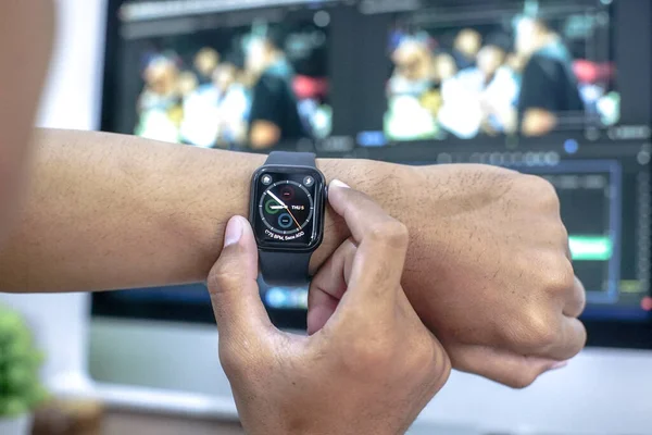 Bali Indonesia June 2020 Female Hands Using Apple Apple Watch — Stock Photo, Image