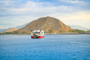 BALI INDONESIA, 22 Haziran 2018: Feribot Java 'dan Bali, Ketapang Limanı' na kalkışa hazır. Mudik 2018