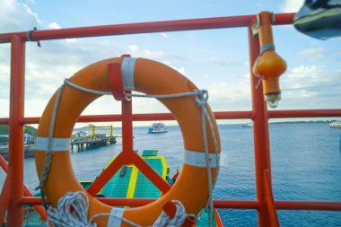 Lampung Endonezya, 21 Haziran 2020: Panorama manzaralı feribot, Merak 'dan Lampung, Bakauheni Limanı' na mavi gökyüzü manzaralı bir nakliye aracı.