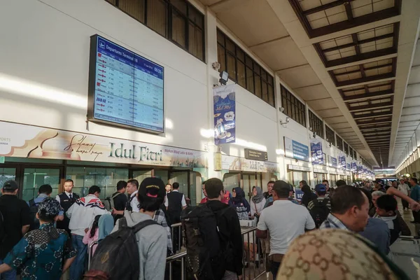 Surabaya Indonesia June 2020 Passenger Waiting Check Ticket Juanda International — Stock Photo, Image