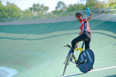 Surakarta Endonezya 17 Haziran 2020: Velodrome 'da yarışan bisikletçilerin bisiklet yarışlarının aksiyon takibi fotoğrafı. Rekabet ruhu