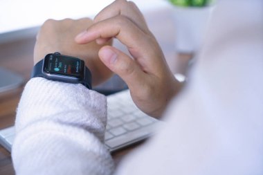 Bali Endonezya 12 Haziran 2020: Apple Watch, Apple Inc. 'nin tasarladığı, geliştirdiği ve pazarladığı bir kadın eli..
