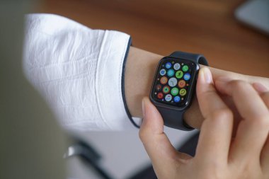 Bali Endonezya 12 Haziran 2020: Apple Watch, Apple Inc. 'nin tasarladığı, geliştirdiği ve pazarladığı bir kadın eli..