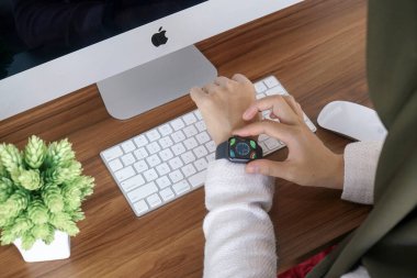 Bali Endonezya 12 Haziran 2020: Apple Watch, Apple Inc. 'nin tasarladığı, geliştirdiği ve pazarladığı bir kadın eli..