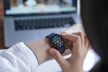 Bali Endonezya 12 Haziran 2020: Apple Watch, Apple Inc. 'nin tasarladığı, geliştirdiği ve pazarladığı bir kadın eli..
