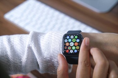 Bali Endonezya 12 Haziran 2020: Apple Watch, Apple Inc. 'nin tasarladığı, geliştirdiği ve pazarladığı bir kadın eli..