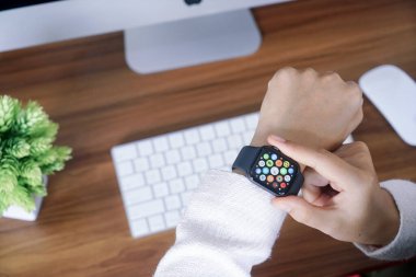 Bali Endonezya 12 Haziran 2020: Apple Watch, Apple Inc. 'nin tasarladığı, geliştirdiği ve pazarladığı bir kadın eli..