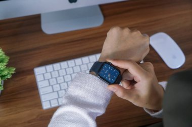 Bali Endonezya 12 Haziran 2020: Apple Watch, Apple Inc. 'nin tasarladığı, geliştirdiği ve pazarladığı bir kadın eli..