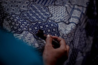 Endonezya 18 Haziran 2020: Batik, Close Up hand and canting, make Batik Tulis Endonezya. Canting kumaşın dokusunu çizmek için bir araçtır.