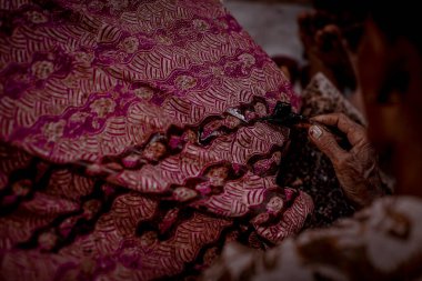 Endonezya 18 Haziran 2020: Batik, Close Up hand and canting, make Batik Tulis Endonezya. Canting kumaşın dokusunu çizmek için bir araçtır.