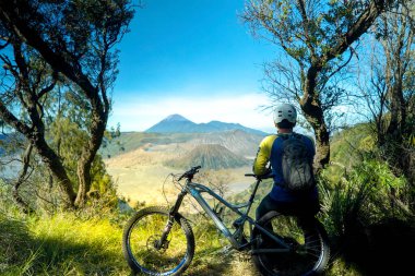 Endonezya 23 Haziran 2020: Bromo mt Profesyonel motorcu yokuş aşağı bir dağ bisikleti sürüyor