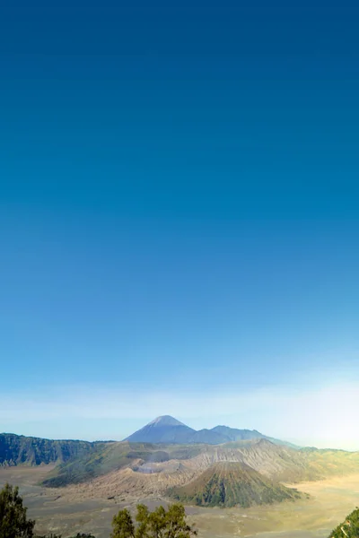 布罗莫山是印度尼西亚的一座活火山 蓝天背景的全景扫帚 — 图库照片