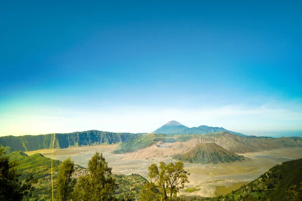 Гора Бромо Является Действующим Вулканом Индонезия Панорама Бромо Фоне Голубого — стоковое фото