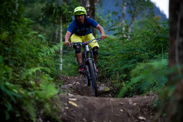 인도네시아 2020 장비를 자전거가 산악자전거를 내리막길을 달리고 — 스톡 사진