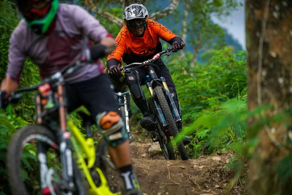 Indonesia Giugno 2020 Motociclista Professionista Completamente Attrezzato Sta Guidando Una — Foto Stock