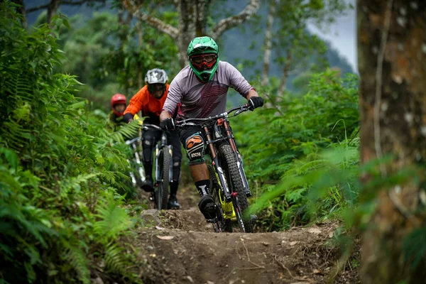 Indonesia Giugno 2020 Motociclista Professionista Completamente Attrezzato Sta Guidando Una — Foto Stock