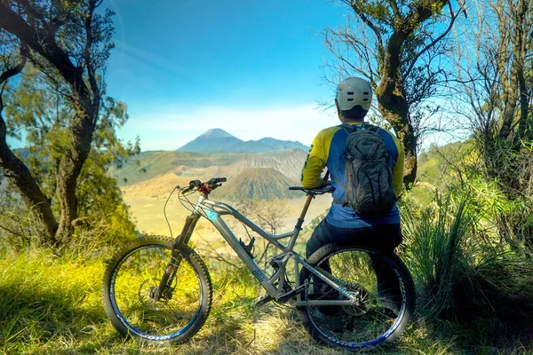 Indonesia Giugno 2020 Bromo Professional Biker Guida Una Mountain Bike — Foto Stock