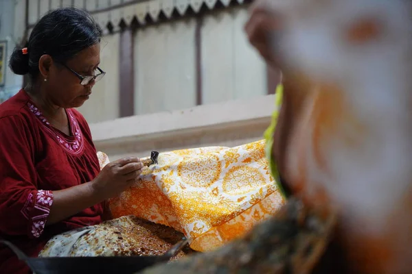 Surakarta Indonesië Augustus 2020 Canting Met Goud Batik Ondergrond Stof — Stockfoto