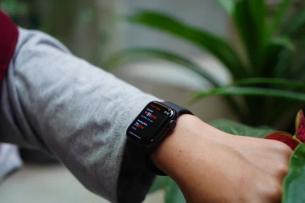 Bali Indonesia August 2020 Close Hand Monitoring Heart Rate Smart — Stock Photo, Image
