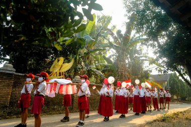 Endonezya 17 Ağustos 2020: Endonezya bayrağı taşıyan öğrenci, Endonezya bağımsızlık günü konsepti