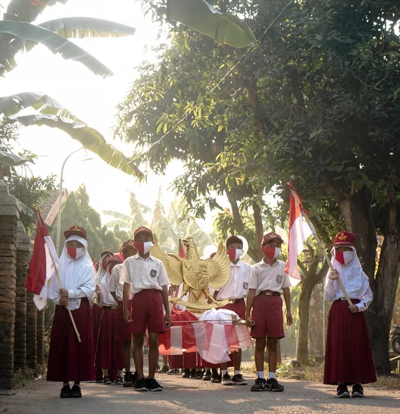 Indonézia Augusztus 2020 Diák Birtokában Indonéz Zászló Indonézia Függetlenségi Nap — Stock Fotó