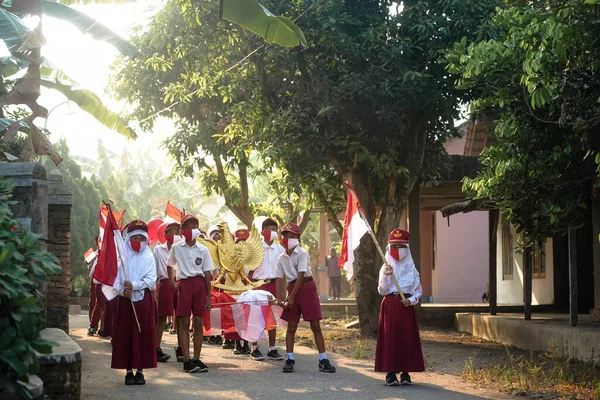 Indonesia Agustus 2020 Siswa Yang Memegang Bendera Indonesia Konsep Perayaan — Stok Foto