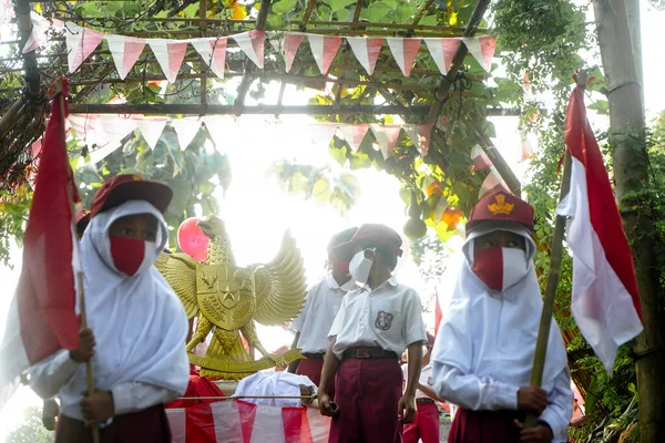 Indonesia Agustus 2020 Siswa Yang Memegang Bendera Indonesia Konsep Perayaan — Stok Foto