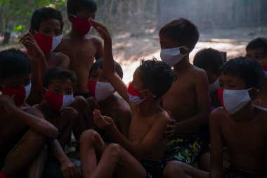 Endonezya 17 Ağustos 2020: Asyalı bir çocuğun maskeyle sahada eğlenirken portresi. Endonezya bağımsızlık günü konsepti