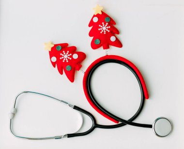 Tatil için arka plan. Doktorlarla yılbaşı ve yeni yıl. Noel ağaçlarıyla neşeli çemberler. Steitoscope.