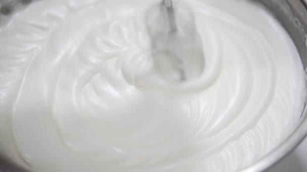 卵白をハンド ミキサーのクローズ アップ — ストック動画