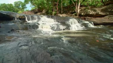 Güzel şelale Milli Parkı ormandaki Srisaket Tayland. 4k