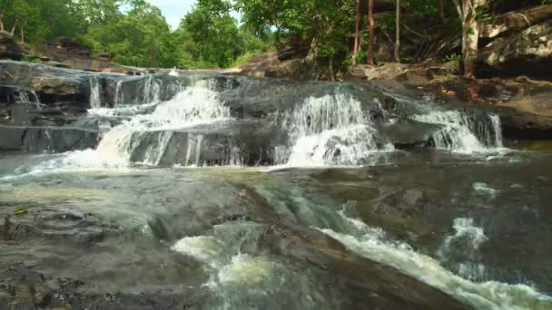 美丽的瀑布在国家公园森林 Srisaket — 图库视频影像