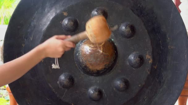 Person Hand Chimes Gong Temple Chiang Mai Thailand — Stock Video