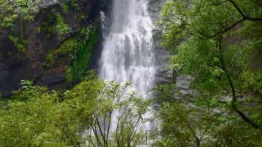 Khlong Lan şelale, Kamphaeng Phet Tayland, milli park ormanda güzel şelale