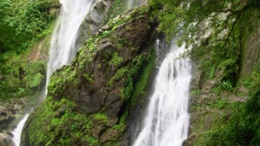 Khlong Lan şelale, Kamphaeng Phet Tayland, milli park ormanda güzel şelale