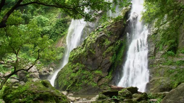 美丽的瀑布在国家公园森林在运河兰瀑布 Phet — 图库视频影像