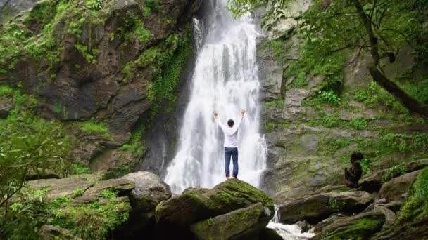 Людина Розслабляючий Свободою Красивого Водоспаду Ліс Національний Парк Khlong Lan — стокове відео