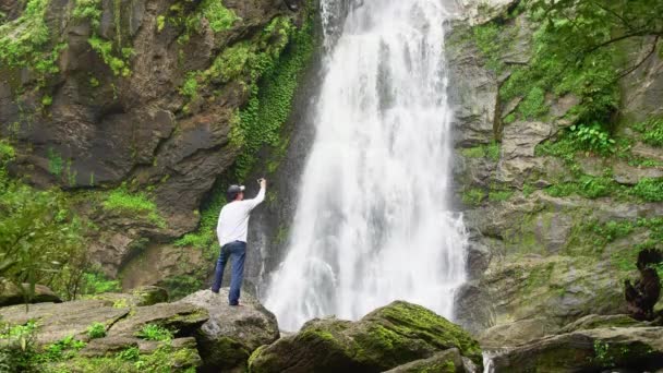 Man Relaxing Freedom Beautiful Waterfall National Park Forest Khlong Lan — Stock Video