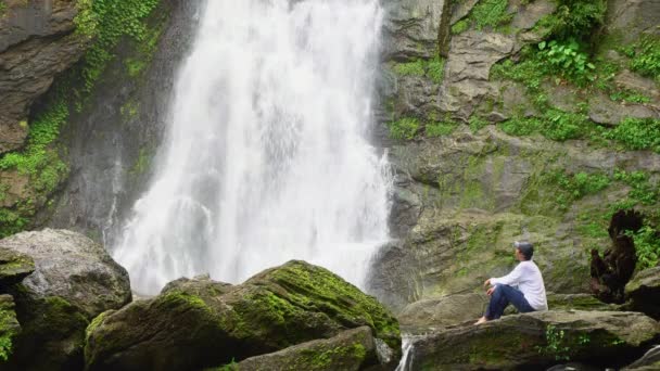 Людина Розслабляючий Свободою Красивого Водоспаду Ліс Національний Парк Khlong Lan — стокове відео