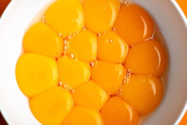 Sadece yumurta sarısı pişirme için kase hazırlık Tarih