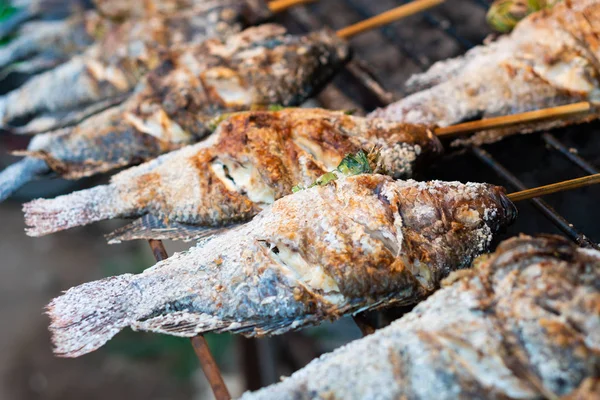 Izgara balık sarar, tuz gıda pazarında.