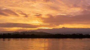 Tayland Mekong Nehri 'nde nehir üzerinde sabah gündoğumu güzelliği, 4k Timelapse
