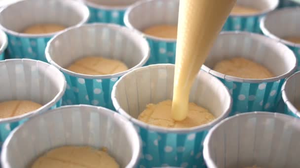 Chef Está Exprimiendo Queso Crema Cupcake Azul — Vídeo de stock