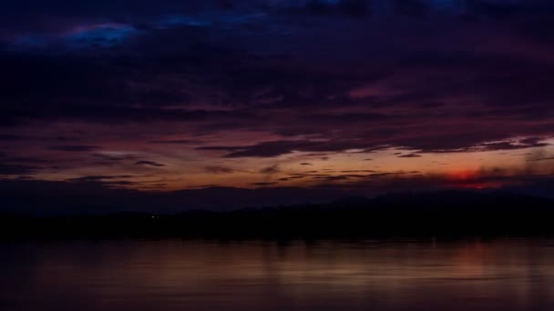 La belleza del amanecer de la mañana en el río Mekong en Tailandia, 4K Timelapse — Vídeos de Stock