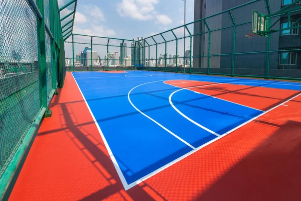 Basketbol sahasında şehrin yüksek binalar.