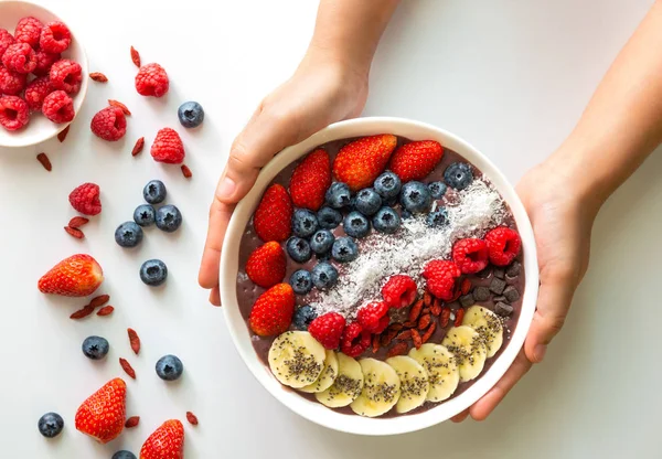 Bir Acai Berry superfoods smoothies holding kadın eller yay beyaz