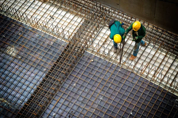 Construction mechanic repairing the structure of steel. — Stock Photo, Image