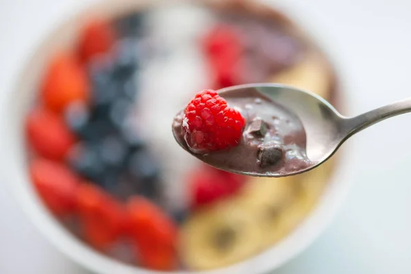 Cerrar chip de frambuesa y chocolate Acai Berry superalimentos smoo Fotos de stock libres de derechos